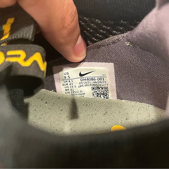 Nike Air VaporMax 2021 Flyknit 'Black
University Gold' - Picture 2 of 5